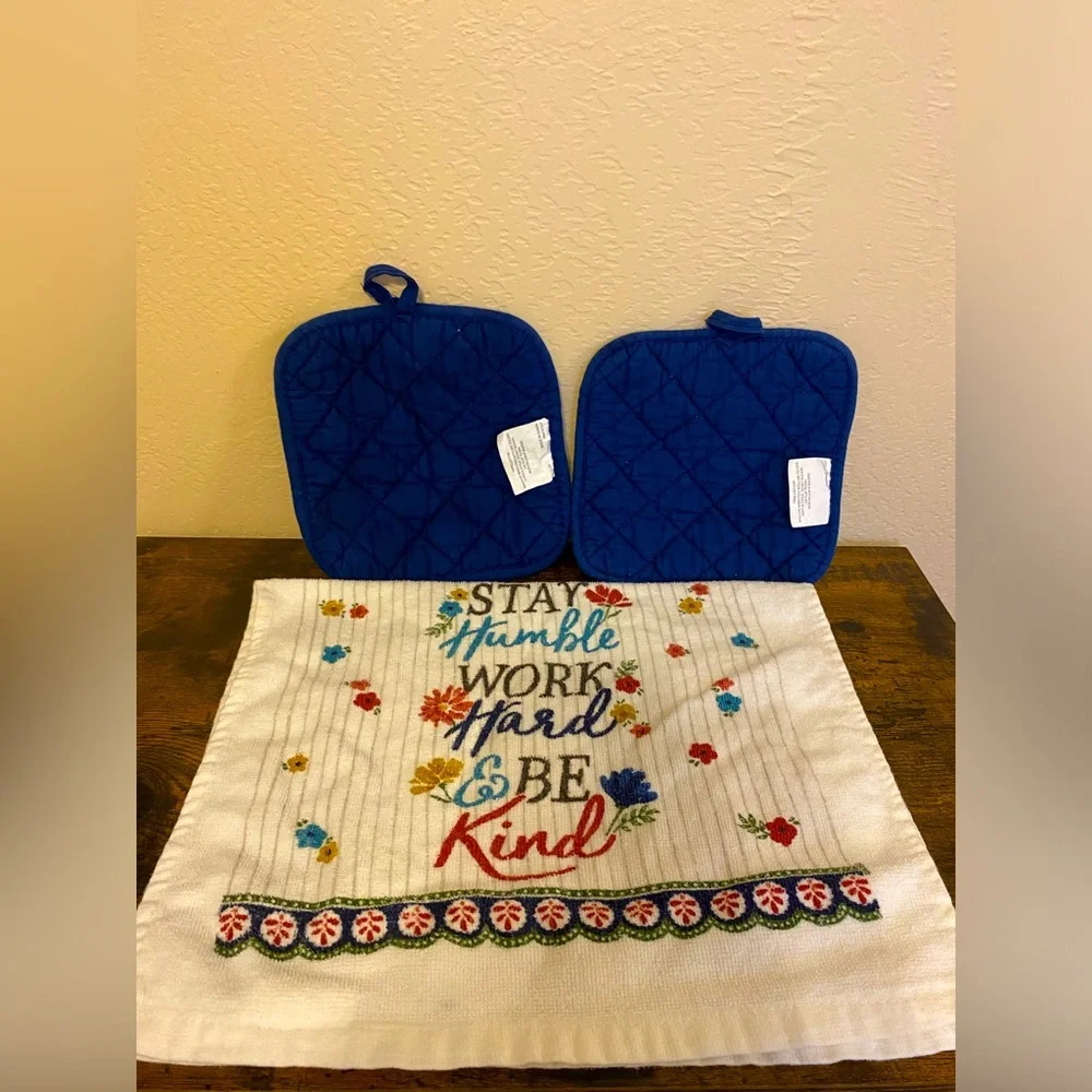 Set of 1 dish towel and 2 pot holders